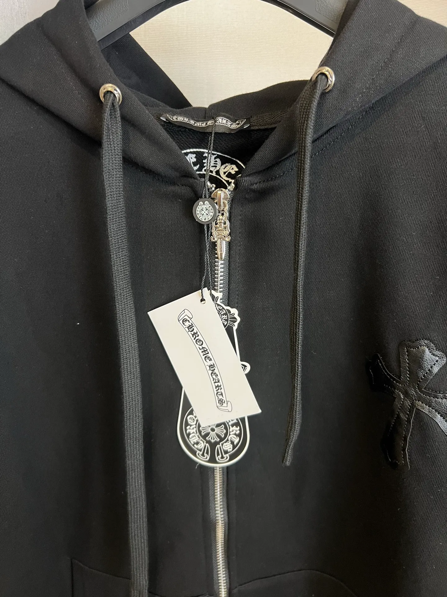 P360 Size: S/M/L/XL White/Black Unisex Chrome hearts ❤️Embroidered cross sweatshirt zipper jacket, comfortable and soft fabric, casual and comfortable to wear. The body is embellished with Sanskrit printing of the brand, which adds highlights to the solid color. The loose fit gives people a versatile feeling, and the upper body effect is also very strong. It is a super good-looking one. ⚠️Washing method: Please wrap pure cotton products in a laundry bag on the back for quick machine washing in cold water! ! Do not soak/wash in warm water!